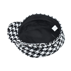Détail intérieur de la casquette gavroche en coton pied-de-poule avec étiquette 57