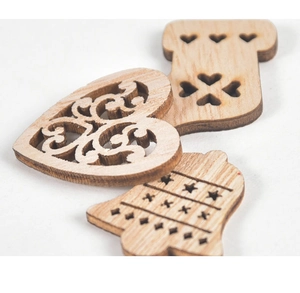 Vue macro d'ornements de Noël en bois DIY avec motifs cœur, chaussette et cloche découpés
