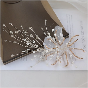 Parure de mariée exquise avec pétales de tulle blanc, fil d'argent et strass dorés