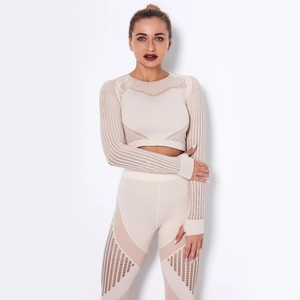 Détails macro d'un ensemble de yoga nude sans couture avec tricot côtelé et ajourages