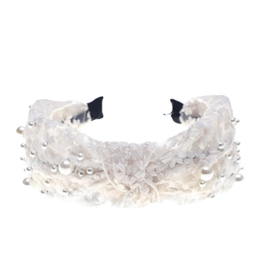 Serre-tête élégant en dentelle blanche orné de perles avec un design noué à bord large
