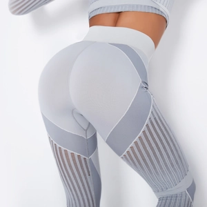 Details der nahtlosen High-Waist-Yogahose mit Mesh-Ausschnitt und Push-up-Konturdesign