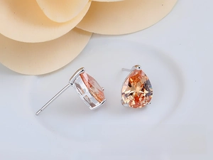 Detail of pear-cut champagne zircon earrings with silver three-prong metal setting