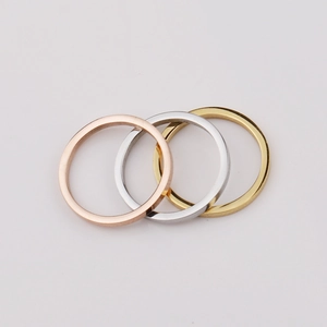 Poliertes Edelstahl-Set aus ineinandergreifenden Ringen in Gold, Silber und Roségold