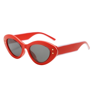 Lunettes de soleil œil de chat rouges à rivets étoiles dorées et verres gris pour femmes