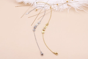 Dettaglio del bracciale LOVE con zircone quadrato in finitura oro e argento