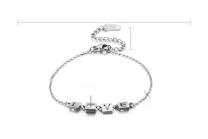 Dettaglio del bracciale LOVE in acciaio inossidabile argento con zircone e tag K14