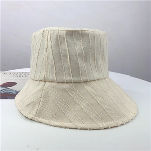 Chapeau bob minimaliste crème pour femme avec texture rayée à franges et protection solaire