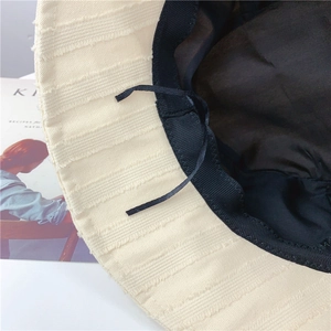 Chapeau de soleil beige rayé avec sangle réglable et texture respirante pour femme
