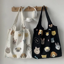 Détail de sacs fourre-tout en toile suspendus avec imprimés de chiens mignons en noir et blanc