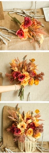 Detalle de ramo otoñal con rosas de seda y hierba seca en decoración rústica