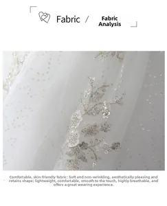 Gros plan du tissu de dentelle blanche avec broderies florales et paillettes