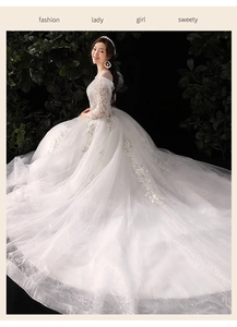 Robe de mariée en dentelle blanche avec longue traîne et broderies florales fines