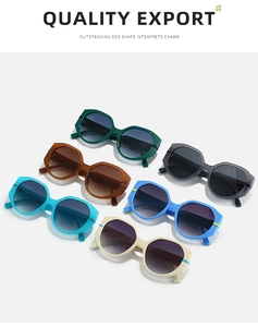 Vue à plat de plusieurs lunettes de soleil carrées géométriques colorées sur fond blanc