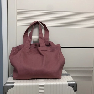 Detail van de oudroze canvas shopper met magnetische sluiting en stevige handvatten