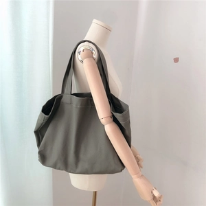Detail van de donker olijfgroene canvas tas op etalagepop met stevige stof en afwerking
