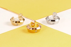 Dettaglio orecchini MY LOVE con zircone in oro, oro rosa e argento con incisione