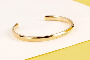 Dettaglio del bracciale dorato My Love inciso con pietra zircone e finitura lucida