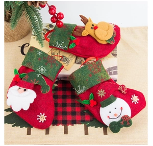 Dettaglio di piccole calze di Natale vintage con Babbo Natale, pupazzo di neve e renne