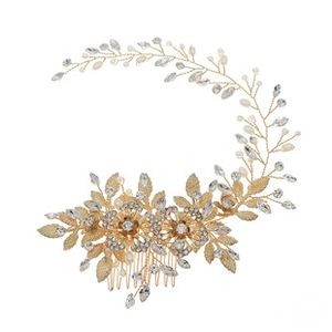 Primer plano del peine de novia dorado con flores y hojas de cristal intrincadas