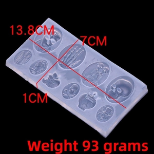 Detailed 13.8x7cm silicone mold showing various skull and bone shapes for Halloween DIY