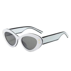 Lunettes de soleil œil-de-chat blanches rétro avec verres gris et clous étoiles dorés