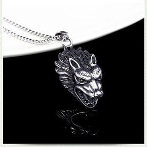 Collana da uomo con ciondolo a testa di lupo vintage e catena su fondo nero lucido