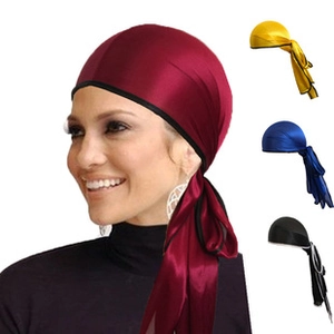 Détail de durags en satin soyeux en bordeaux, jaune, bleu et noir avec texture lisse