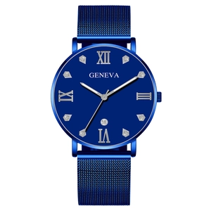 Détail du cadran bleu avec chiffres romains, index en diamant et guichet de date