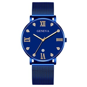 Détail du cadran bleu avec chiffres romains, index en cristal et guichet de date