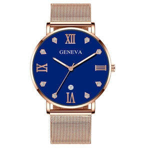 Détail du cadran bleu avec chiffres romains et guichet date sur montre en maille or rose