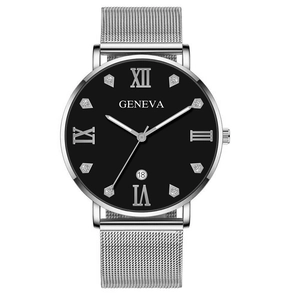 Détail du bracelet en maille argentée et cadran noir avec chiffres romains et guichet de date