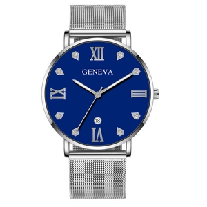 Gros plan du cadran bleu avec chiffres romains et bracelet en maille argentée pour homme