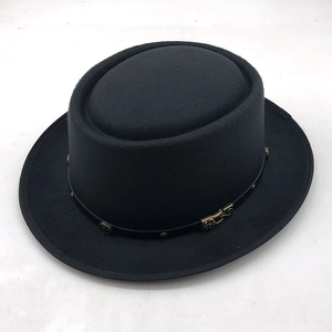 Dettaglio cappello in feltro nero con cinturino in pelle e fibbia metallica in stile retrò