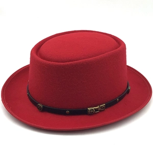 Cappello retrò in feltro di lana rosso con cinturino in pelle nera e fibbia in metallo
