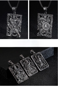 Rilievo dettagliato di Guan Yu e motivo a drago su collana in acciaio inox retrò