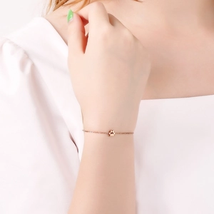 Bracciale minimalista in acciaio inossidabile oro rosa con ciondolo a zampa di gatto