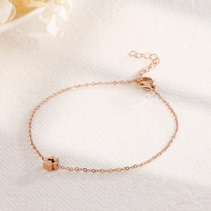 Bracciale minimalista in acciaio inossidabile oro rosa con ciondolo a zampa di gatto