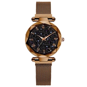 Dettaglio dell'orologio al quarzo con quadrante cielo stellato blu e cinturino