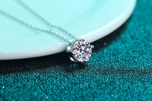 Vue macro du collier en argent S925 avec pendentif couronne en moissanite à six griffes