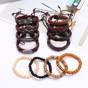 Set de bracelets multicouches en cuir et perles de bois avec breloque gravée 'Believe'
