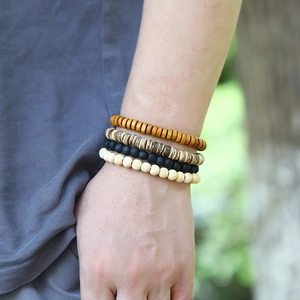 Détail d'un bracelet rétro à quatre couches en cuir et perles de bois sur personne