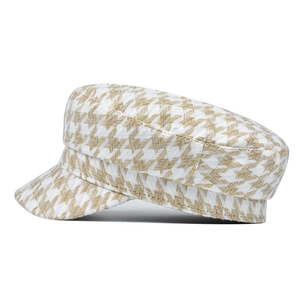 Détail du motif pied-de-poule et de la bande tressée sur une casquette marine élégante