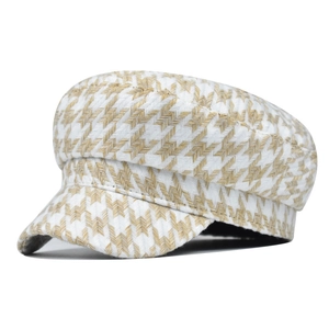 Gros plan sur la casquette en coton beige à motif pied-de-poule et texture tissée