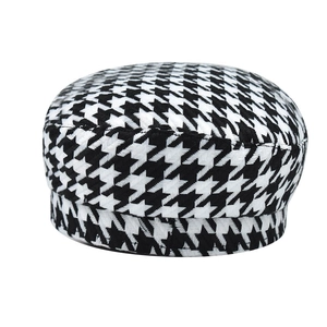 Détail de la casquette marin en coton avec motif pied-de-poule classique noir et blanc