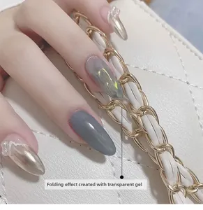 Macro detail van 3D-gelkunst met wit rimpeleffect op blauwe cat-eye nagels voor manicure