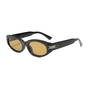 Klassische schwarze Oval-Sonnenbrille mit bernsteinfarbenen Gläsern und Silberdekor