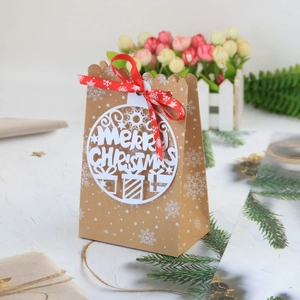 Sacchetto regalo di Natale europeo in carta kraft con fiocchi di neve e nastro rosso