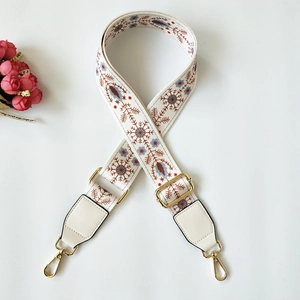 Tracolla ricamata stile etnico con ecopelle crema e ganci metallici dorati