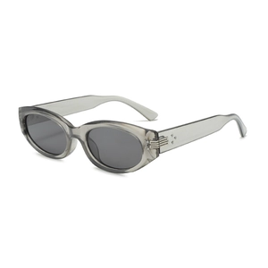 Modische durchscheinende graue ovale Sonnenbrille mit dunklen Gläsern und Metallscharnieren